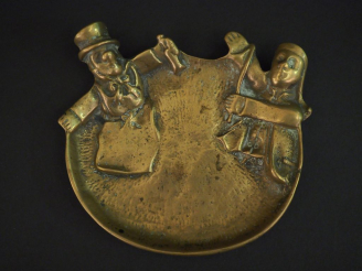Vente aux enchères Vide-poche XXème en bronze "Guignol et Gnafron". Monogrammé FF sous la