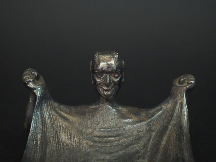 Vide-poche 1900 en bronze argenté figurant un démon. Poinçonné sous la
