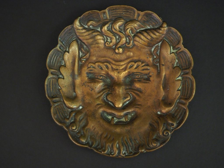 Vide poche XIXème en bronze figurant un visage de faune. Dim. 13,5 x 1