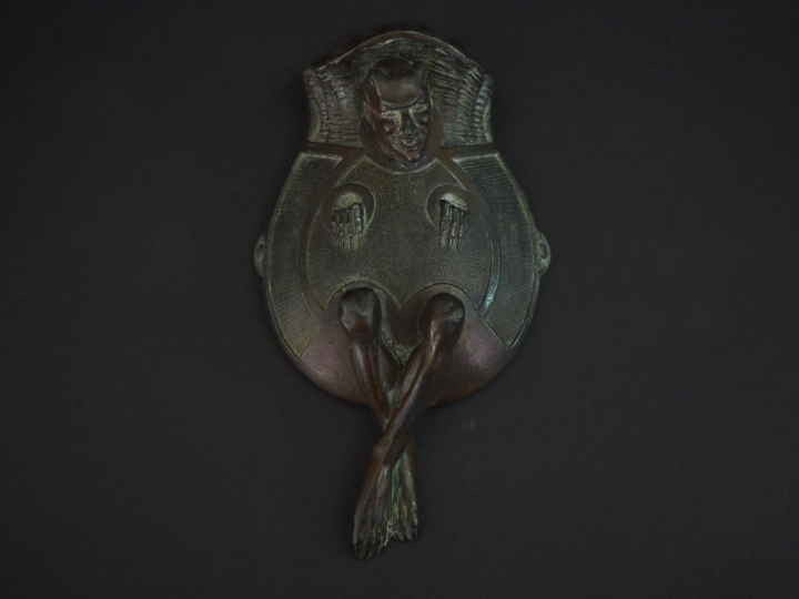 Bouquetière XIXème en bronze figurant une gargouille dans un panier. D