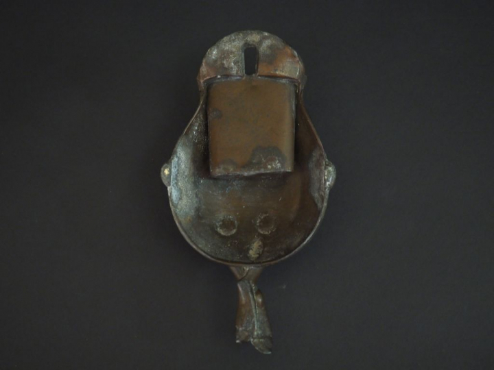 Bouquetière XIXème en bronze figurant une gargouille dans un panier. D