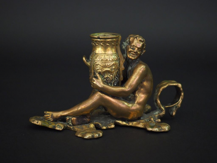 Louis KLEY. Passe couloir en bronze de style antique figurant un jeune