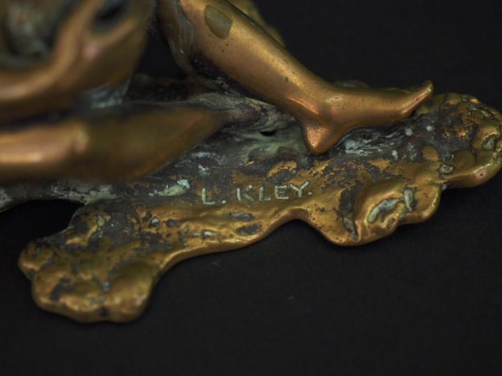 Louis KLEY. Passe couloir en bronze de style antique figurant un jeune