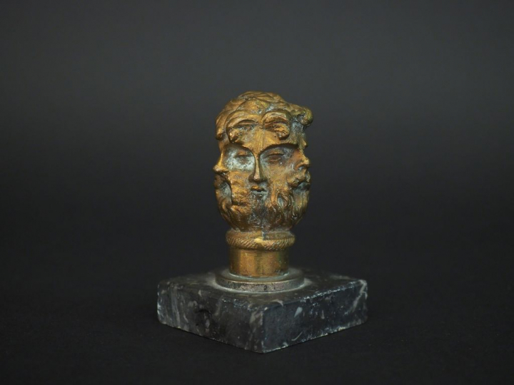 Presse papier XIXème en bronze sur son socle en marbre noir figurant s