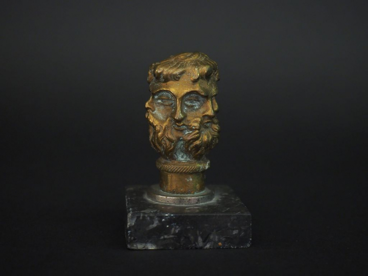 Presse papier XIXème en bronze sur son socle en marbre noir figurant s