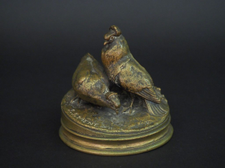 Vente aux enchères Pierre Jules MENE. "Poules faisanes" Groupe en bronze  Signé.  H. 11 c