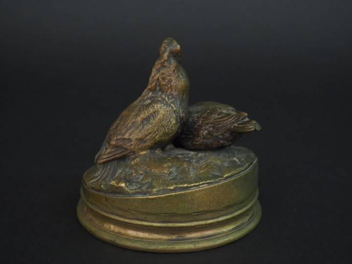 Pierre Jules MENE. "Poules faisanes" Groupe en bronze  Signé.  H. 11 c