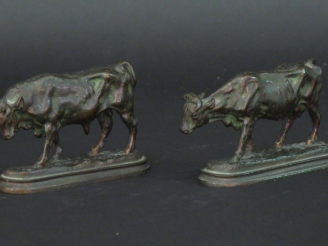 Vente aux enchères Deux sujets XIXème en bronze à patine verte. "Vache et taureau" Dim. 8