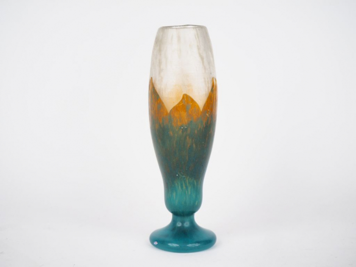 LE VERRE FRANCAIS.  Vase ovoide en verre polychrome signature au berli