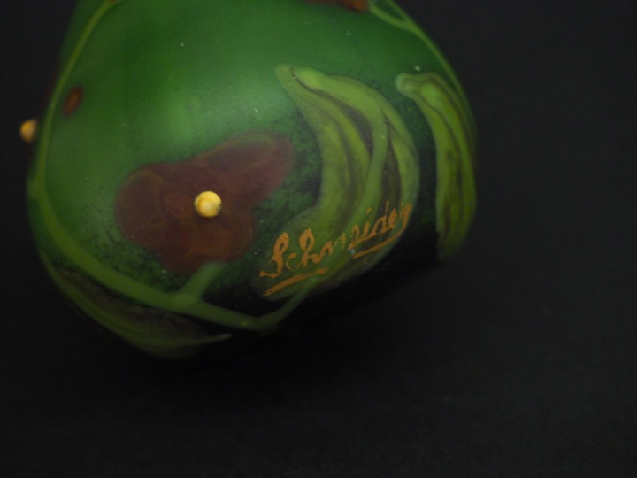 SCHNEIDER.  Vase "bijou" en verre polychrome à décor de fleurs . H. 16