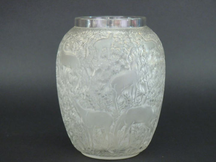 LALIQUE France.  Vase "Biches" en verreblancmoulé patiné. Signé H. 18 