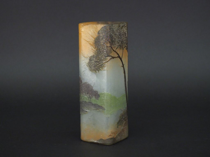LEGRAS. Vase en verre à décor gravé en camée et à l'acide de paysage l