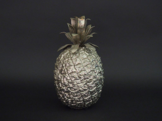 Vente aux enchères Seau à glace en métal en forme d'ananas. H. 33 cm.