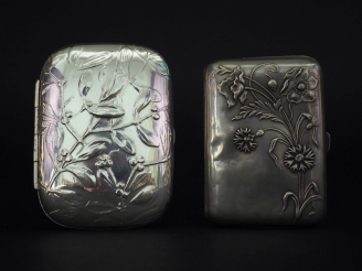 Vente aux enchères 2 différents étuis à cigarettes Art Nouveau en argent à décor floral, 