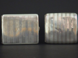 Vente aux enchères 2 étuis à cigarettes de style Art Déco en argent. Poinçon Minerve. Poi