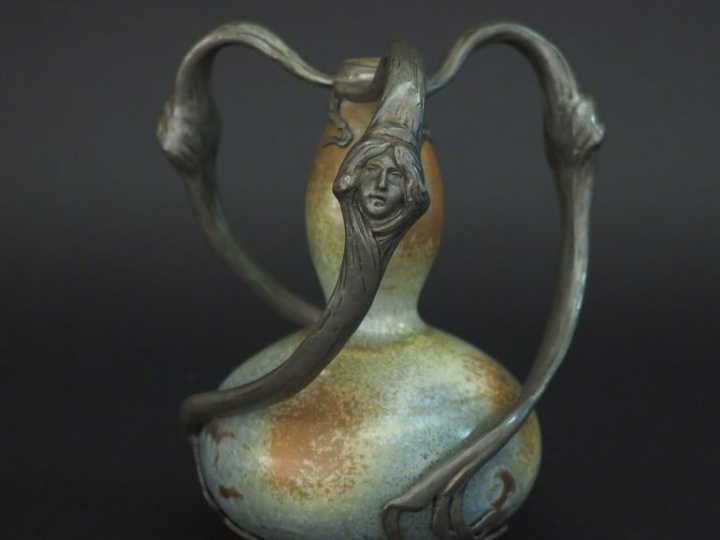 Vase Art Nouveau en grès à décor nuancé, monture en métal figurant tro