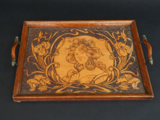 Vente aux enchères Plateau Art Nouveau en bois pyrogravé à décor d'une jeune fille dans u