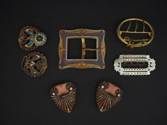 Vente aux enchères 4 différentes boucles de ceinture et une paire d'ornements de style Ar