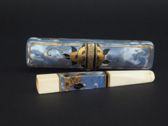 Vente aux enchères Fume-cigarettes Art Déco dans son écrin imitant la nacre teintée et pe