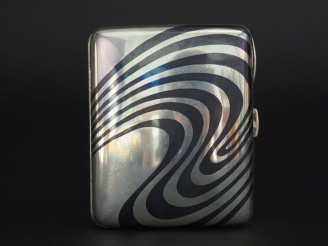 Vente aux enchères Etui à cigarettes en argent à décor niellé de motifs curvilignes. Poin