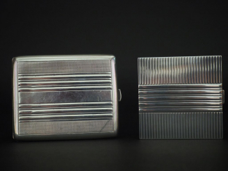 Vente aux enchères 2 différents étuis à cigarettes de style Art Déco en argent à décor de
