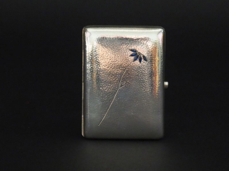 Vente aux enchères Etui à cigarettes Art Déco en argent martelé, éclats de diamants et pi