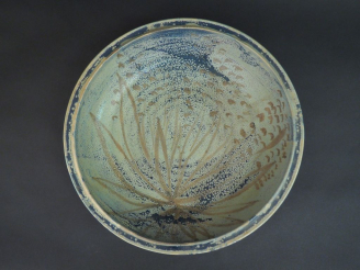 Vente aux enchères Grand plat en céramique polychrome de Saint Zacharie. Signé HF au reve