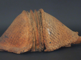 Vente aux enchères Grande sculpture en terre cuite, "Poisson". Dim. 21 x 52 cm