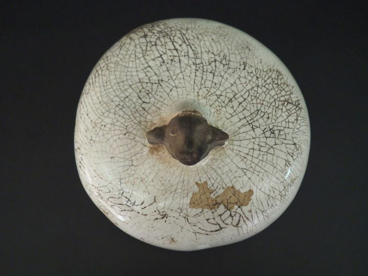 Sujet XXème en porcelaine craquelée polychrome, "mouton". Dim. 11 x 22