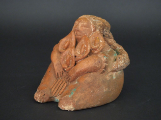 Vente aux enchères Sculpture en terre cuite de style pré colombien, "jeune fille à la nat