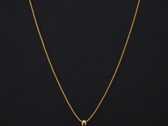 Pendentif en or jaune, orné en son centre d'un petit diamant serti clo