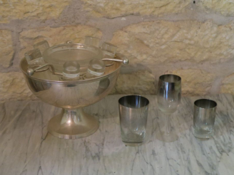 Vente aux enchères Rafraichissoir en verre et métal argenté. 6 verres sur leur présentoir