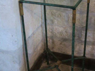 Vente aux enchères Petite sellette en métal peint, plateau en verre. H. 61 cm.