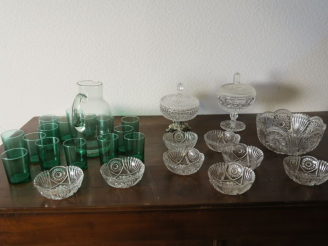 Vente aux enchères Une partie de service de verres en verre vert : 17 verres. Mazagran en