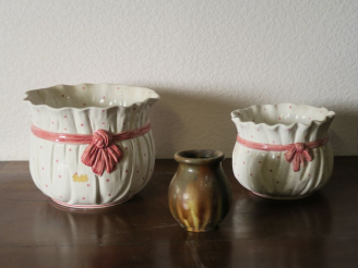 Vente aux enchères Paire de pots en barbotine à décor d'un nœud de ruban. Vase en terre v