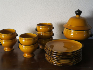 Vente aux enchères Partie de service de table en terre vernissée jaune.