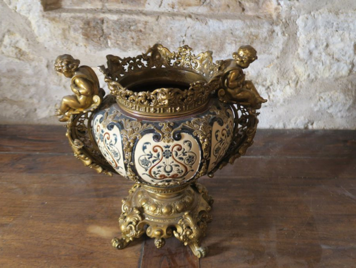 Maison RAGOT. Grande jardinière XIXème de style Louis XV en faience po