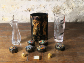 Vente aux enchères 3 boites à pillules en métal doré. 6 boîtes à pilules musicales Vase e