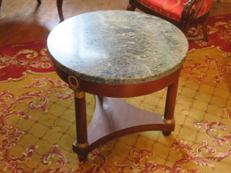 Vente aux enchères Guéridon tripode de style Empire dessus marbre vert, ornementation de 