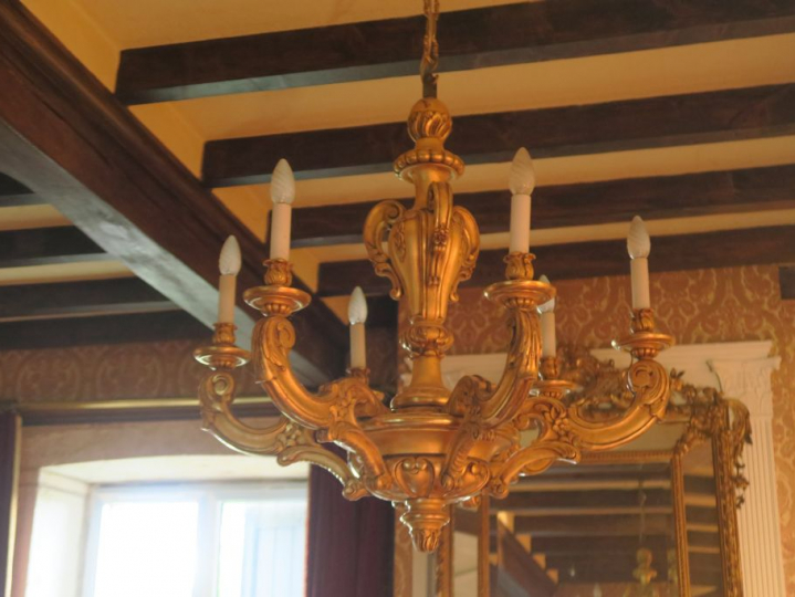 Lustre Napoléon III de style Louis XV en bois doré à décor de fleurett