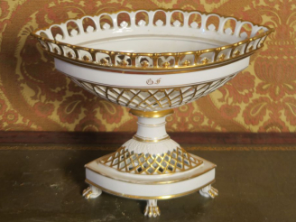 Vente aux enchères Jardinière Napoléon III en porcelaine ajourée de Paris, à décor de lis