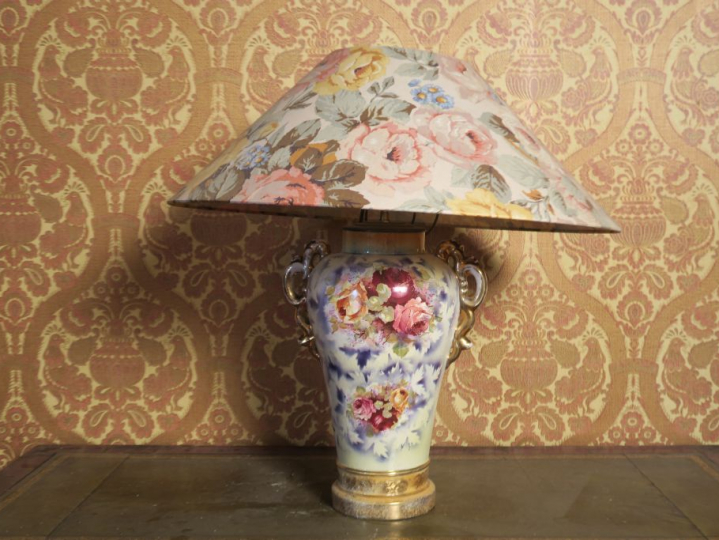 Lampe en porcelaine à décor de fleurs polychromes.