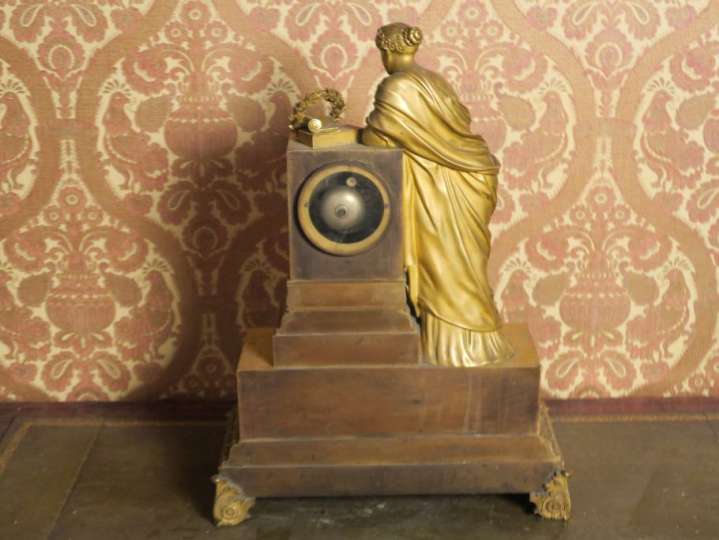 Pendule Empire en bronze à décor d'une allégorie du savoir, chiffres d