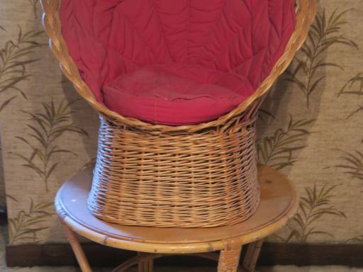 Fauteuil canné en rotin. H. 81 cm. une table ronde en bambou.