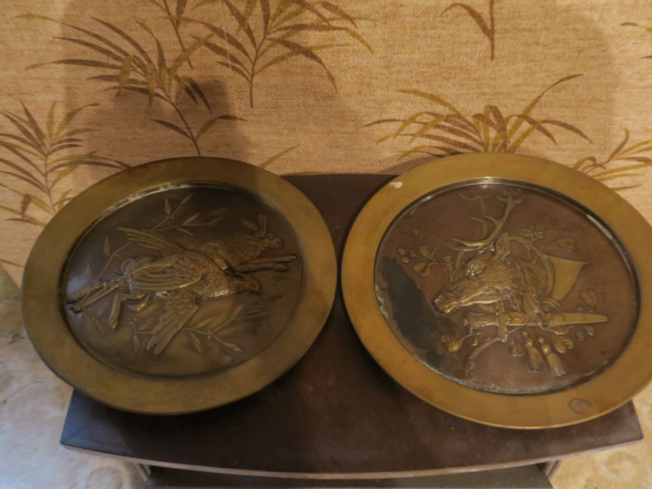 Paire de plaques murales décoratives en laiton repoussé à décor de tro