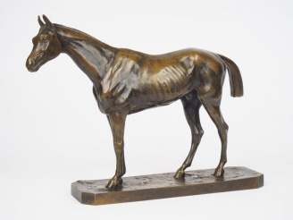 Vente aux enchères VIDAL.  "La jument". Sujet en bronze à patine verte  Signé. H. 31 x 42