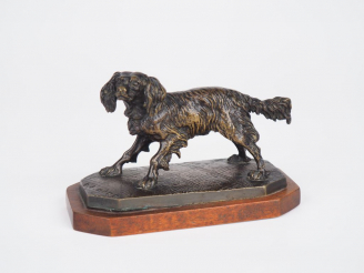Vente aux enchères Pierre Jules MENE. 'Epagneul'. Sujet en bronze à patine brune sur un s