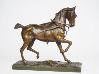 Vente aux enchères Edouard DROUOT. "Cheval de trait". Sculpture en bronze à patine brune.