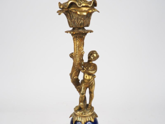 Vente aux enchères Candélabre en bronze de style Renaissance à décor d'un angelot porte-t