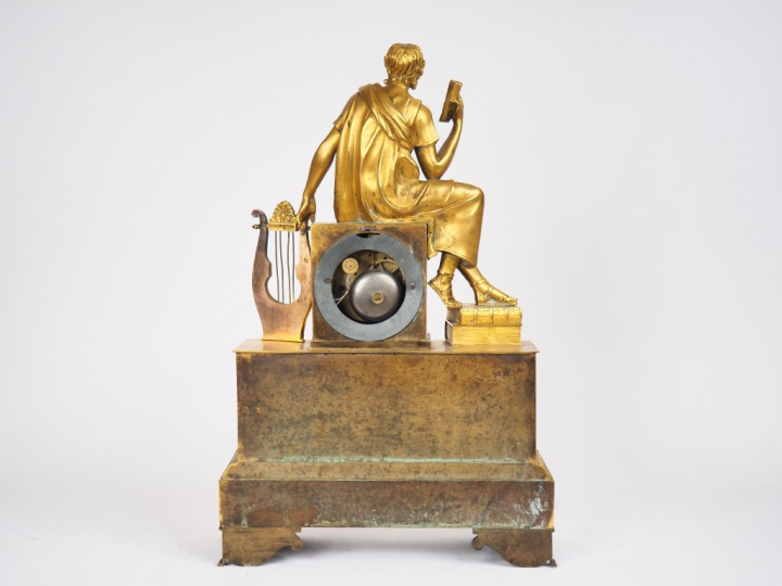 Pendule Restauration en bronze doré figurant une allégorie de la musiq
